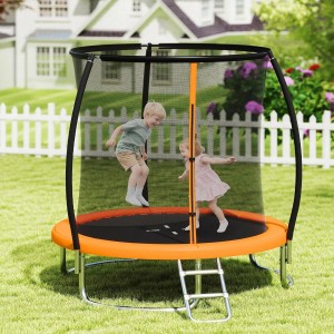 Orangefarbenes Gartentrampolin Ø244 cm mit Sicherheitsnetz und Leiter, auf dem Kinder im Garten springen.