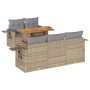 Beige 6-tlg. Garten Sofagarnitur aus Rattan mit hellgrauen Kissen und Tisch mit Holzplatte.