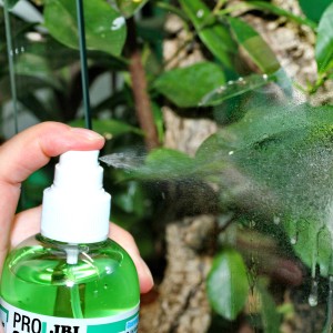 Anwendung des JBL Glasreiniger ProClean Terra zur Reinigung einer Terrarienscheibe.