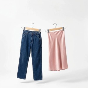 Relaxdays Hosenbügel Set aus Naturholz und Eisen mit Clips, hält blaue Hose und rosa Rock.