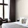 Beige Vliestapete mit Blätter-Motiv von Origin Wallcoverings im Schlafzimmer.