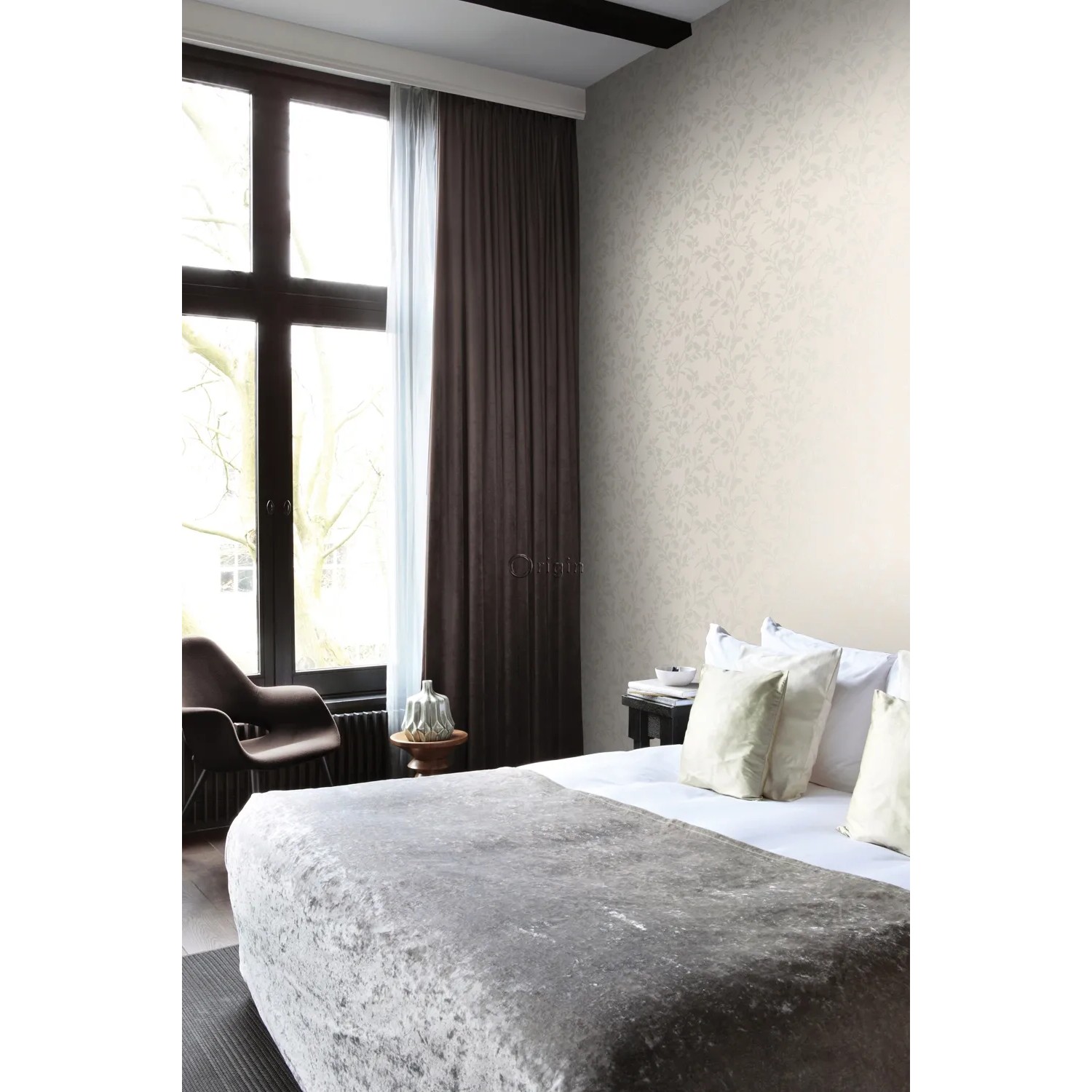 Beige Vliestapete mit Blätter-Motiv von Origin Wallcoverings im Schlafzimmer.