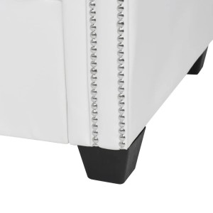 Detailansicht: Weißes Chesterfield Sofa in L-Form mit Kunstleder und Ziernägeln.