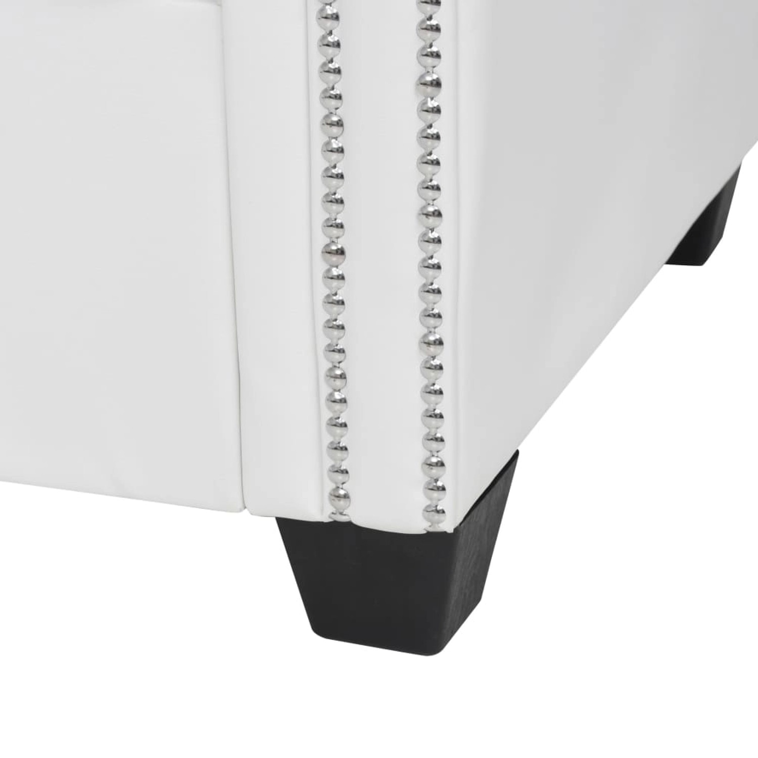 Detailansicht: Weißes Chesterfield Sofa in L-Form mit Kunstleder und Ziernägeln.