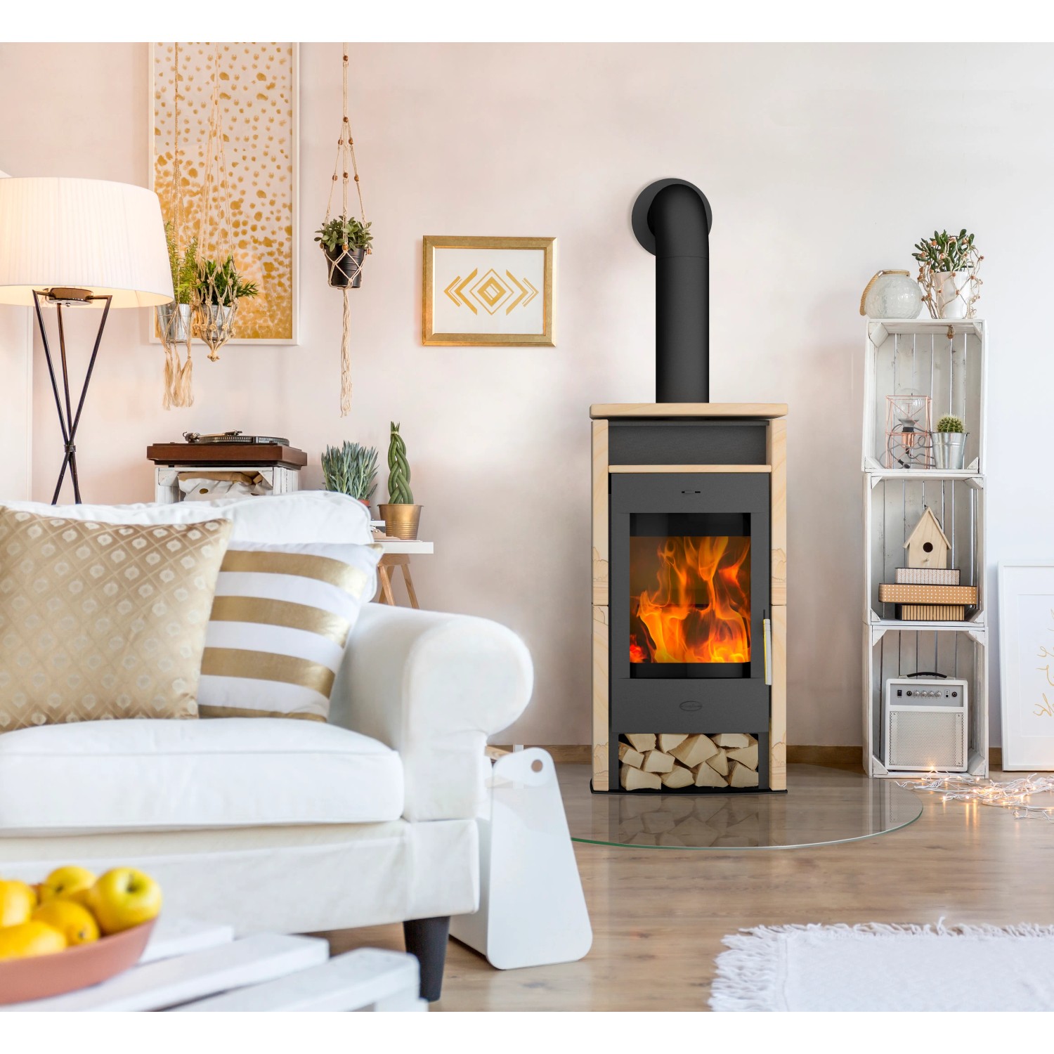 Fireplace Santiago Kaminofen 6 kW in Sandstein-Optik, stehend im Wohnzimmer.