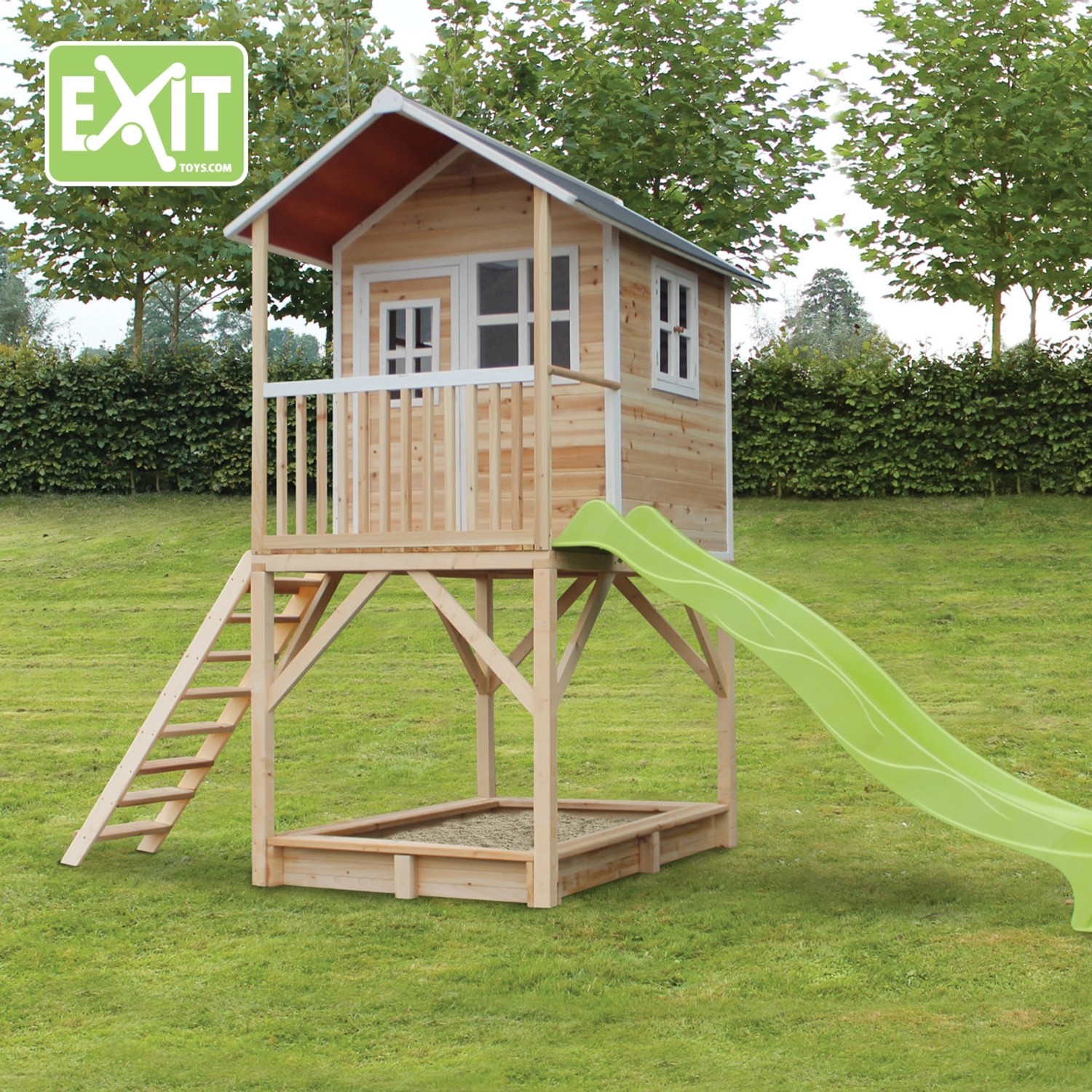 EXIT Loft 700 Holzspielhaus mit Rutsche und Sandkasten im Garten.
