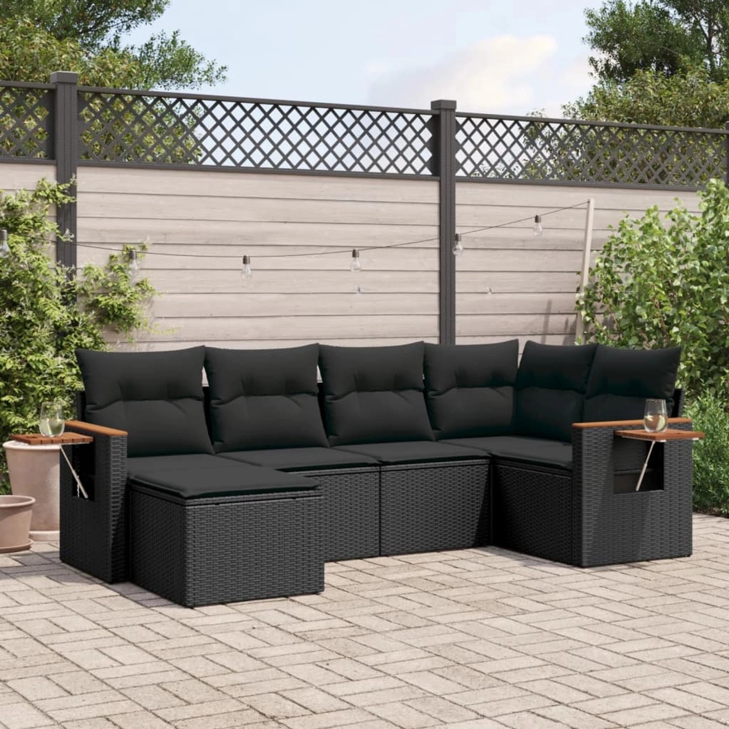 Schwarze 6-tlg. vidaXL Garten-Sofagarnitur aus Rattan mit Kissen im Garten.