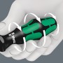 Detailaufnahme eines Wera Kraftform Schraubendrehers mit ergonomischem Griff in einer Hand.