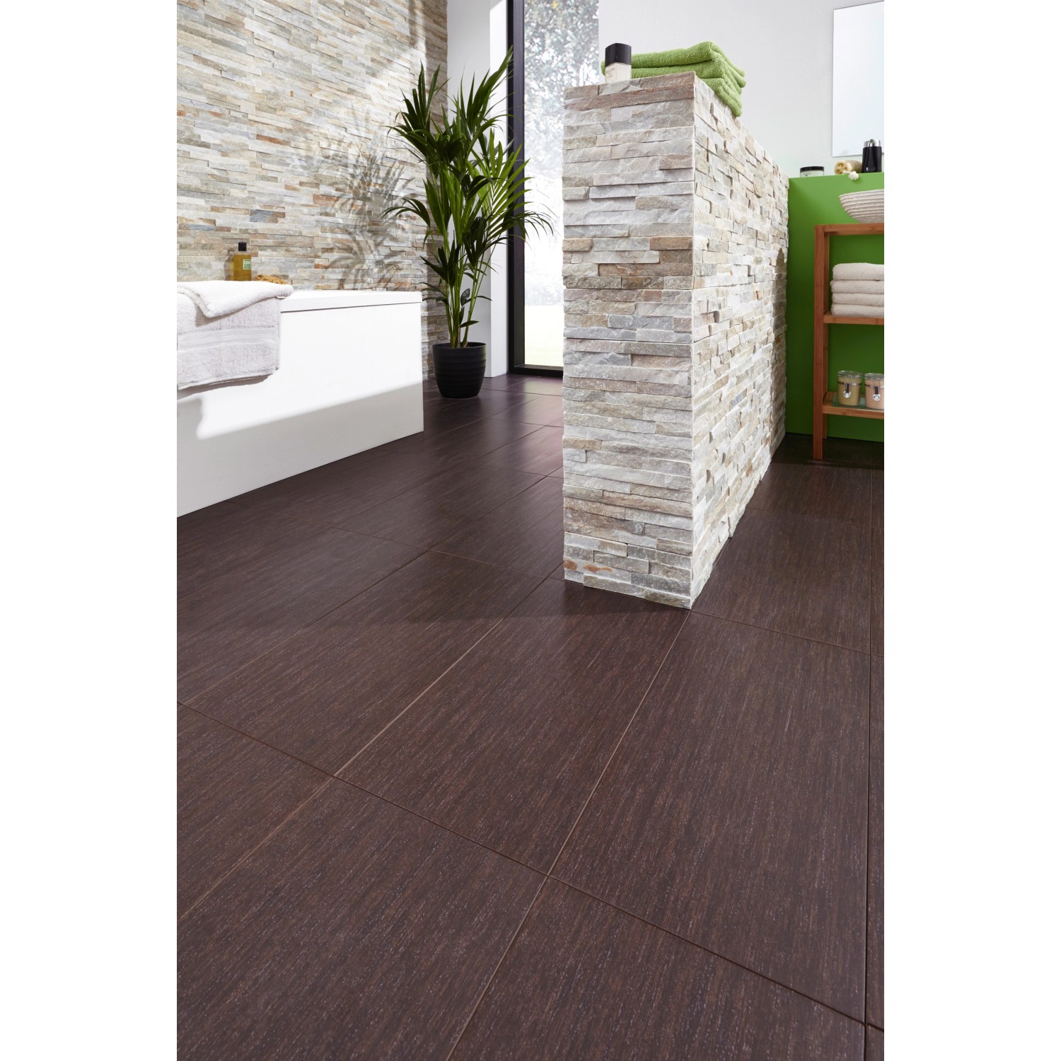 Beige Natursteinverblender im Bad: Wandverkleidung und Raumteiler mit Naturstein-Optik.