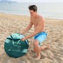 Pavillo Pop-Up Strandmuschel Beach Quick 2 Tent beim Aufbau am Strand.