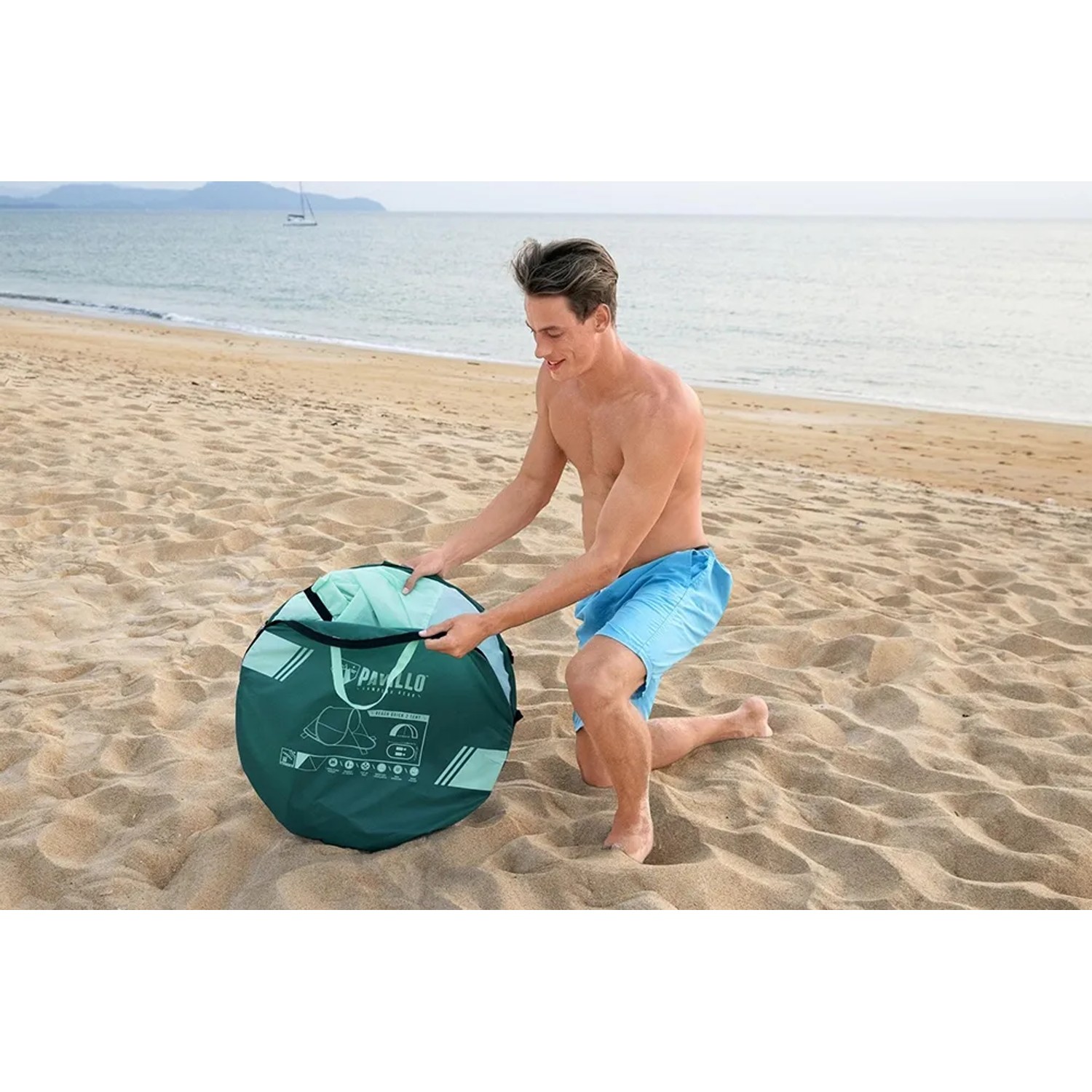 Pavillo Pop-Up Strandmuschel Beach Quick 2 Tent beim Aufbau am Strand.