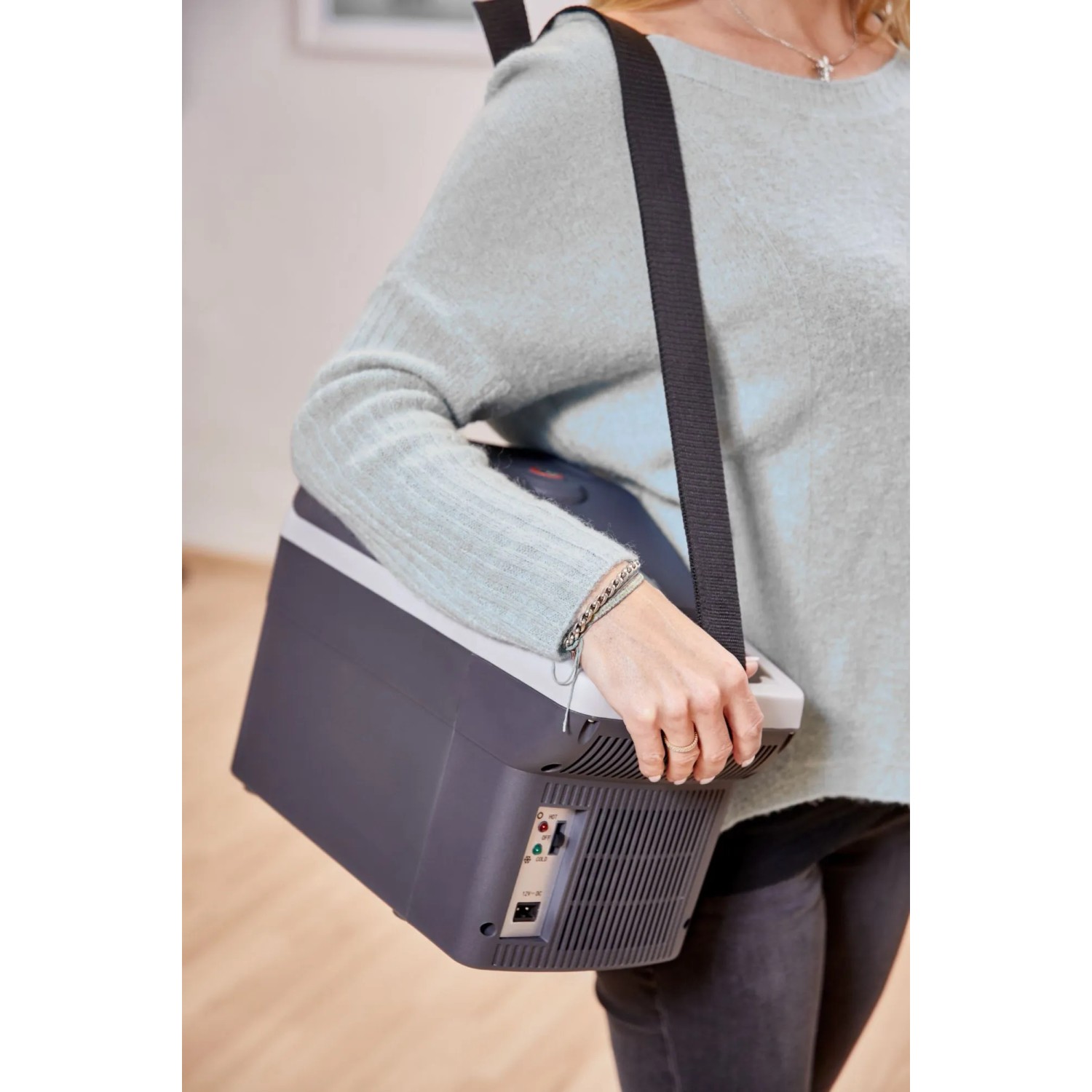 AEG Bord-Bar BK 6 l Kühlbox mit Tragegurt über der Schulter getragen.