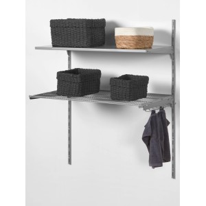 Weisse Metall-Hakenschiene (35cm) an Regalsystem mit Körben und Handtüchern.