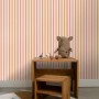 ESTAhome Vliestapete mit vertikalen Streifen in Orange, Rosa und Beige. Dekorative Tapete für Kinderzimmer.