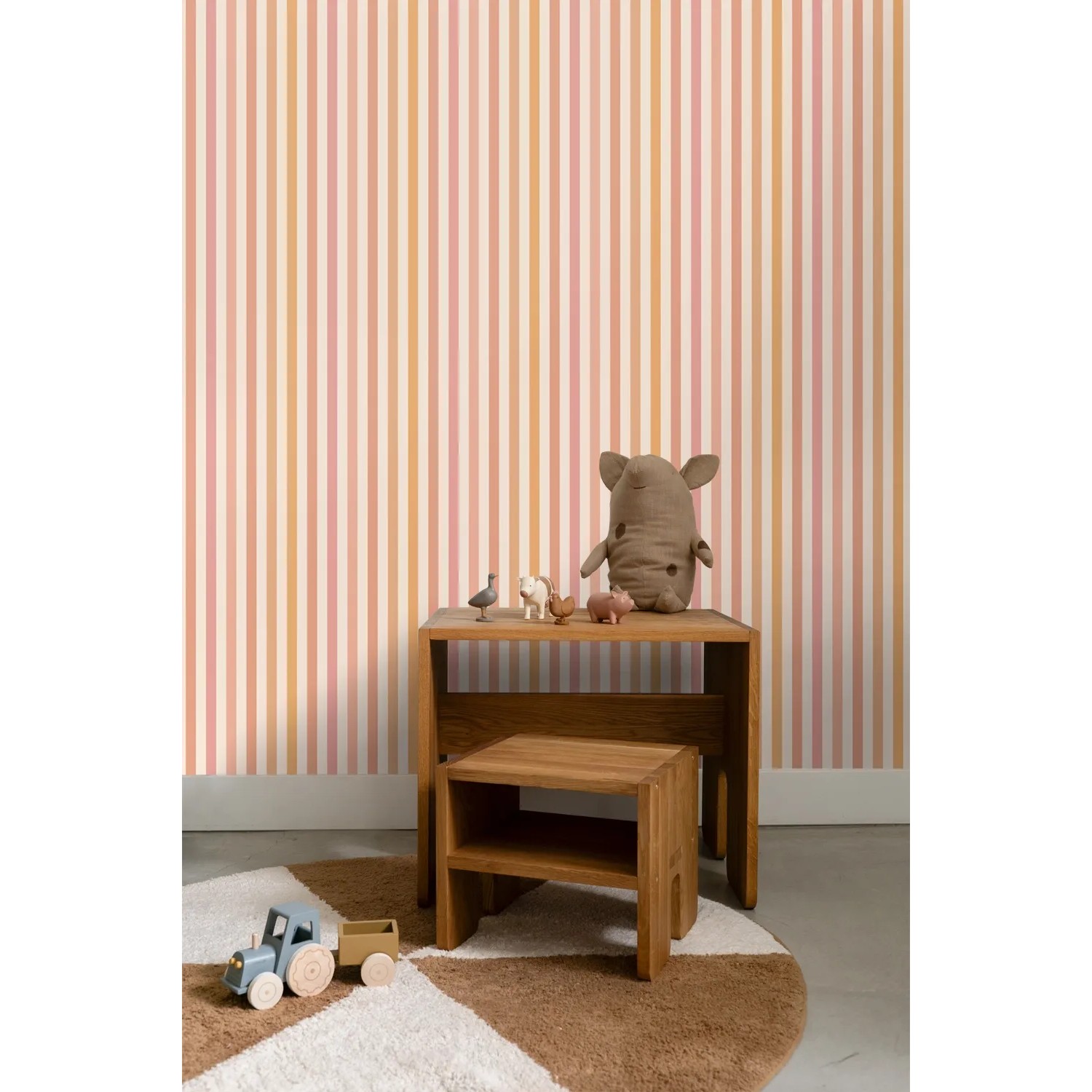 ESTAhome Vliestapete mit vertikalen Streifen in Orange, Rosa und Beige. Dekorative Tapete für Kinderzimmer.