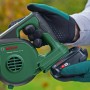 Bosch Akku-Laubbläser UniversalLeafBlower 18V-130 mit Akku und Ladegerät in grüner Farbe.