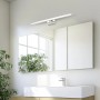 Eglo LED-Spiegelleuchte Conettilla Chrom, 60 cm, horizontal über einem Badspiegel montiert. Modernes Design für Badezimmer.