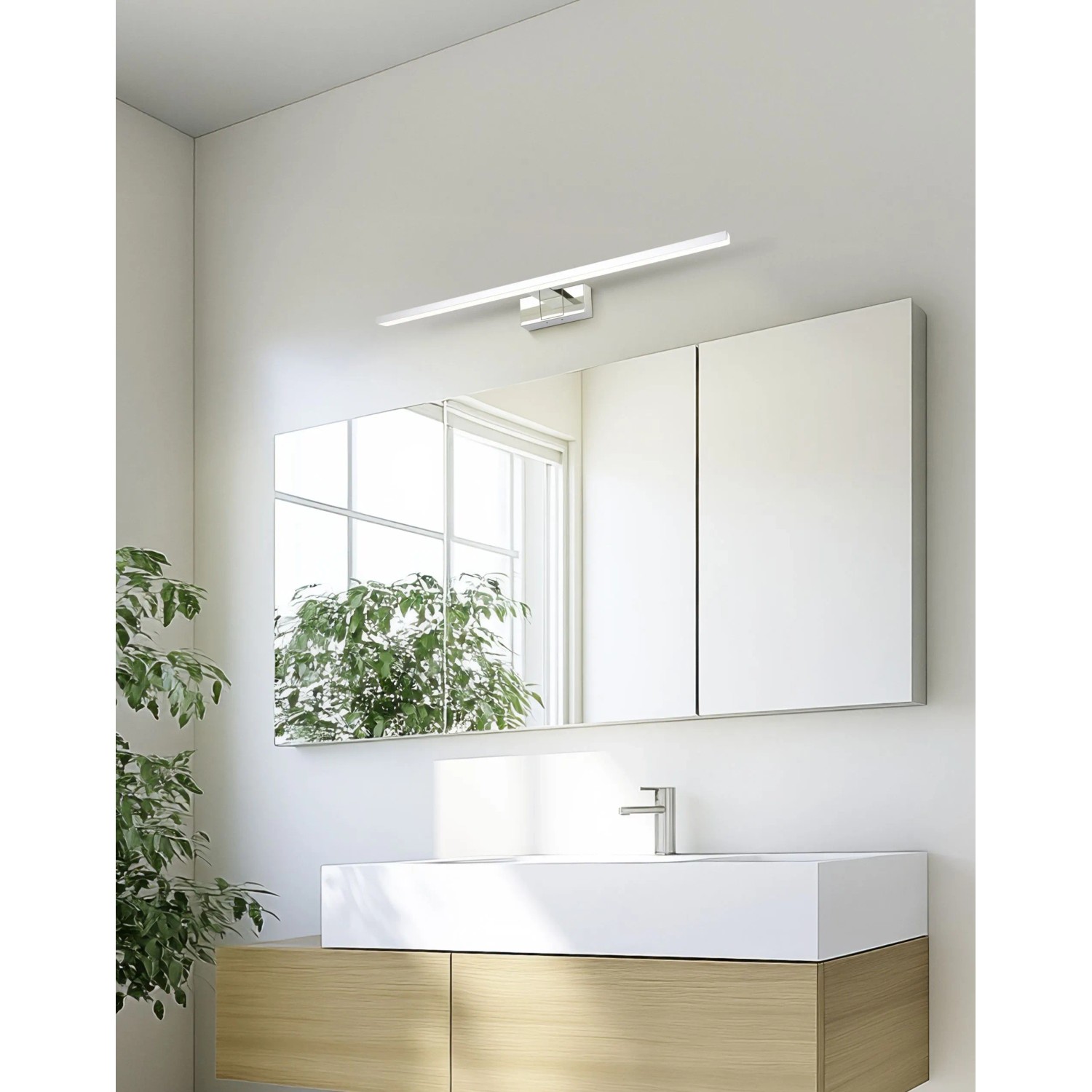 Eglo LED-Spiegelleuchte Conettilla Chrom, 60 cm, horizontal über einem Badspiegel montiert. Modernes Design für Badezimmer.