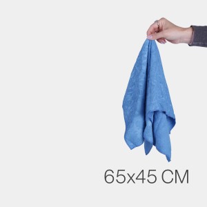 Blaues Bestlivings Microfaser Geschirrtuch (65x45 cm, 8er-Pack) in Hand gehalten.