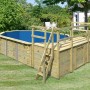 Karibu Holzpool Set mit Sonnenterrasse und zwei Eckterrassen im Garten.
