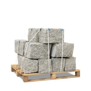 Galamio Granit Mauersteine 40x25x25, hellgrau und gebrochen, auf Holzpalette gestapelt für Gartenmauern.