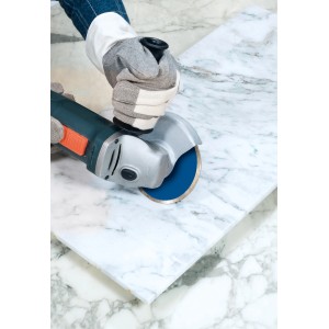 LUX Diamant-Trennscheibe im Einsatz: Winkelschleifer schneidet Fliese.