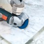 LUX Diamant-Trennscheibe im Einsatz: Winkelschleifer schneidet Fliese.