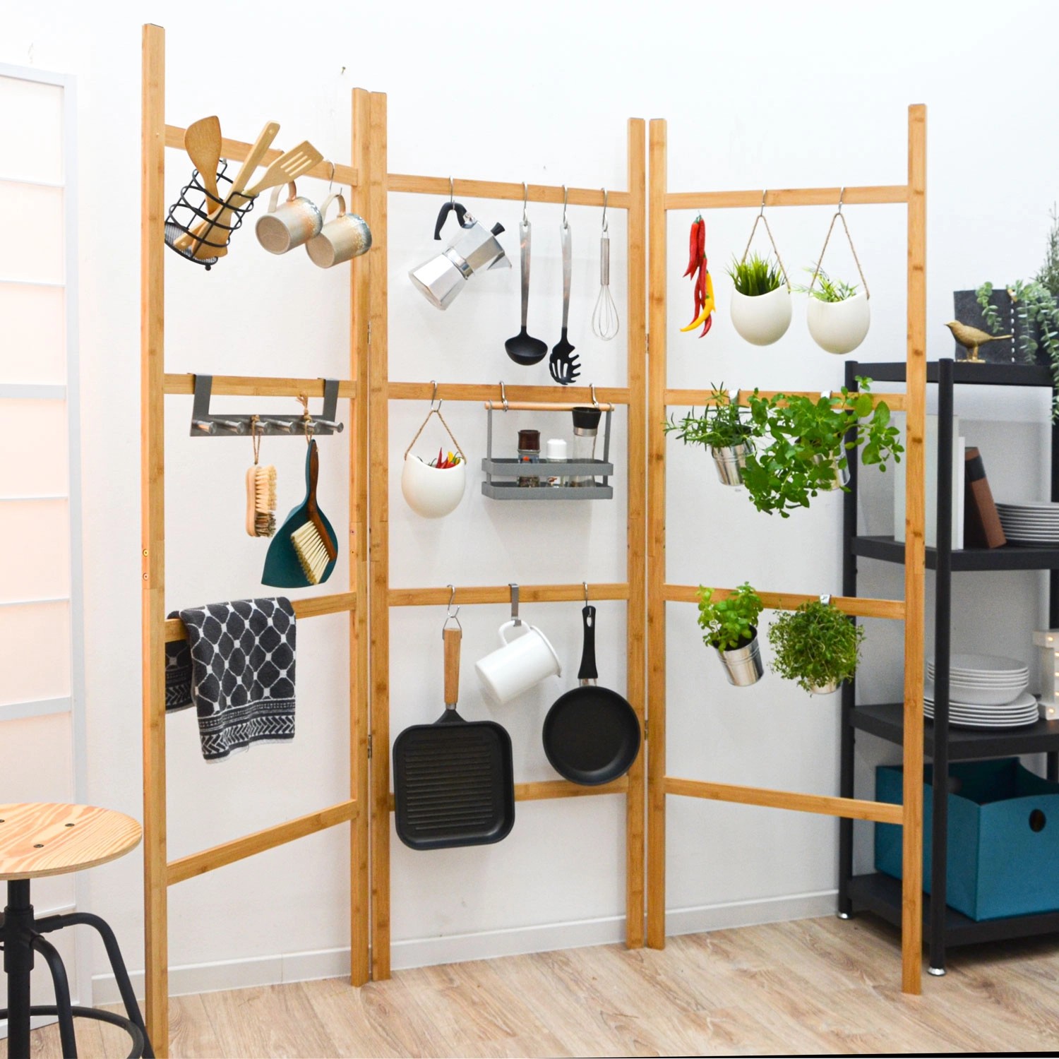 DuneDesign Raumteiler aus Holz, befüllt mit Küchenutensilien und Pflanzen, 180x180 cm.