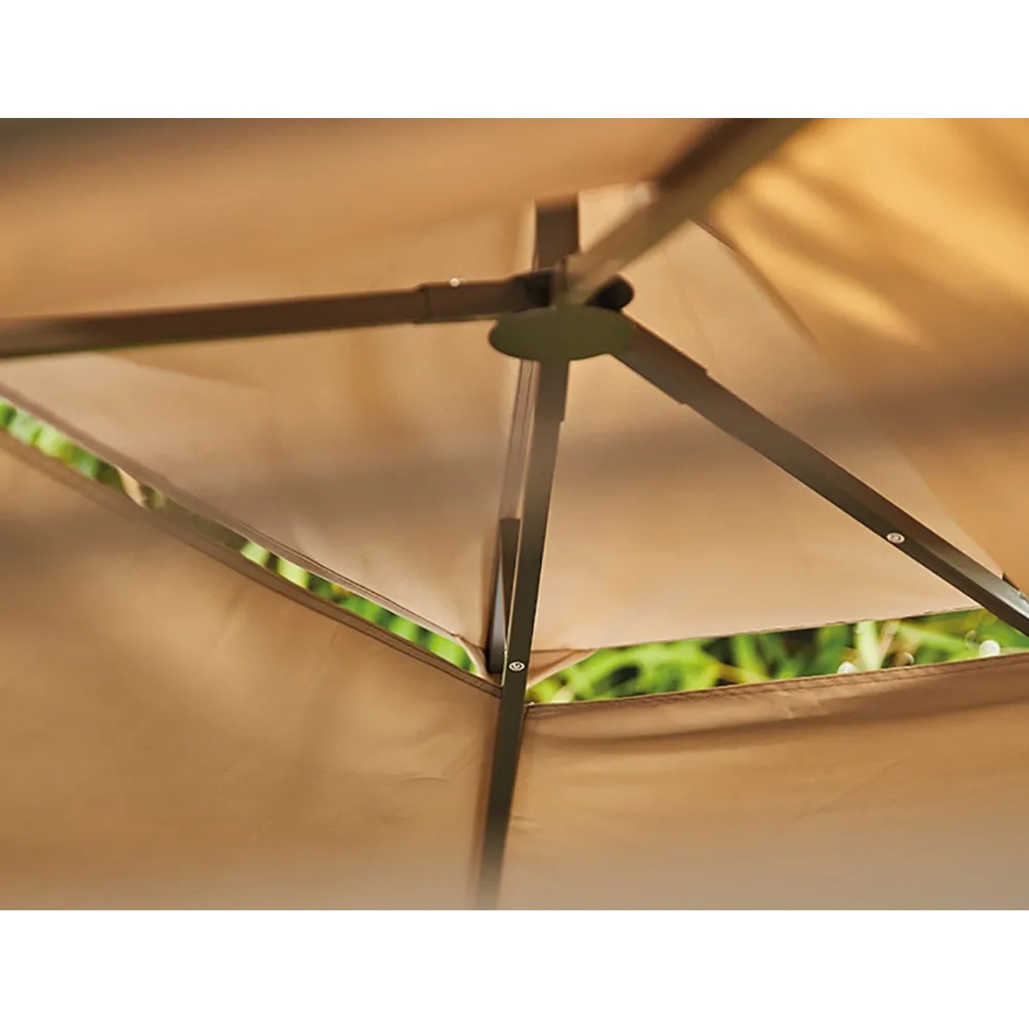 Detailaufnahme des Siena Garden BBQ Pavillons in Taupe, Fokus auf Dachkonstruktion und Gestänge.