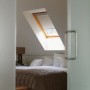 Velux Verdunkelungsrollo, beige, im Dachfenster eines Schlafzimmers.