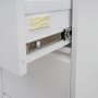 Detailansicht des weißen Aktenschranks mit geöffneter Schublade, die den Vollauszug aus Metall und eine weiße Führung zeigt.