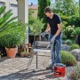 Mann reinigt Grill mit Einhell Aschesauger TC-AV 1830 D. Nass- & Trockensauger mit Metallsaugrohr.