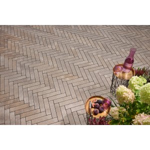 Verlegtes Kann Pflaster Rimero Sienna im Fischgrätmuster. Pflastersteine für Terrasse und Garten.