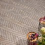 Verlegtes Kann Pflaster Rimero Sienna im Fischgrätmuster. Pflastersteine für Terrasse und Garten.