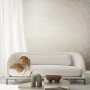 Beige-weiße Marburg Vliestapete mit floralem Ornament im Wohnraum.