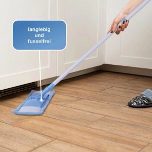 Bestlivings Bodenwischer mit blauem Mikrofaser-Ersatzbezug im Einsatz auf Holzboden.