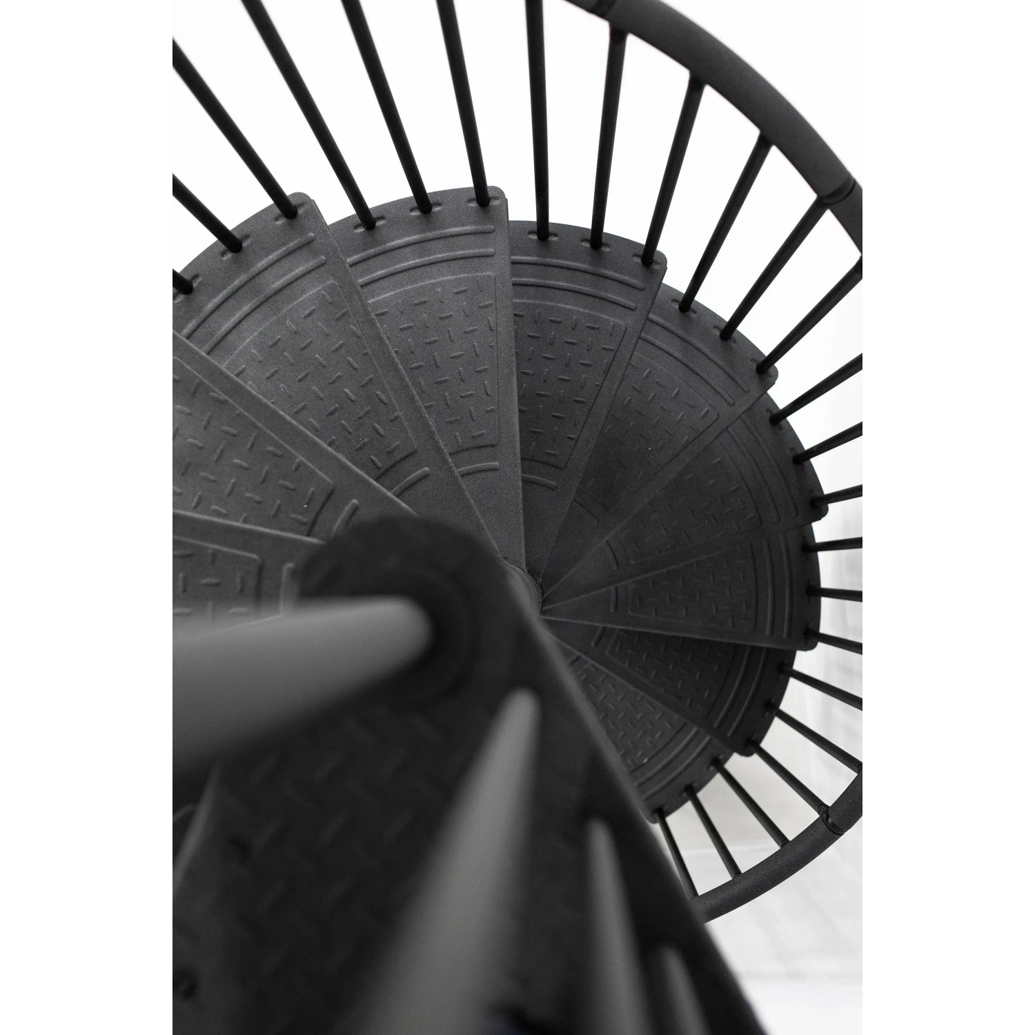 Anthrazitfarbene Minka Spindeltreppe Rondo Color aus Metall, Durchmesser 120 cm, von oben fotografiert.