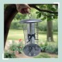 Silberne 3-in-1 Vogelfutterstation aus Eisen und Kunststoff, wetterfest, hängt an Ast im Garten.