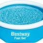 Blauer Bestway Fast Set Aufstellpool, Ø 244 cm, mit weißem Luftring und Wasser.