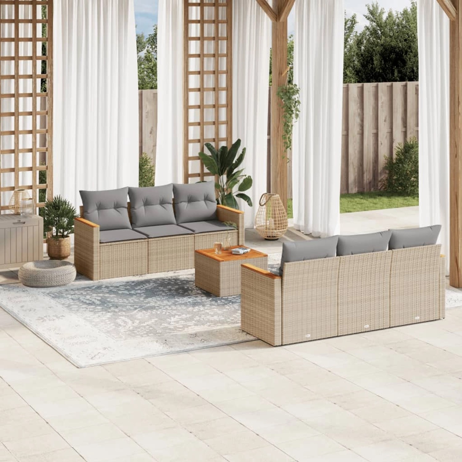 7-tlg. Garten-Sofagarnitur aus Rattan in Beige mit hellgrauen Kissen und Akazienholz-Tischplatte.