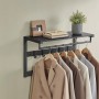 Schwarze Songmics Wandgarderobe Barnet-old mit Ablage, Haken und Kleiderstange. Jacken hängen an der Garderobe.