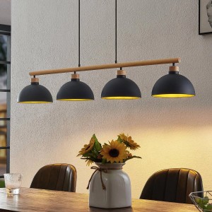 Schwarze Lindby Pendelleuchte Tirzana im Retro-Stil mit 4 Lampenschirmen aus Metall.