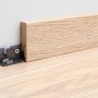 Egger Clipholder: Sockelleiste (Holzdekor) befestigt mit Befestigungsclips an Wand und Boden.