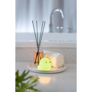 Gelbes LED Kinder-Nachtlicht in Entenform (Swimmy Duck RGBW) auf einem Badewannenrand.