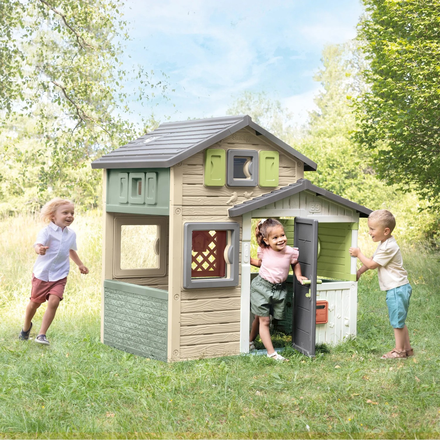 Smoby Life Spielhaus Evo Friends mit spielenden Kindern im Garten.
