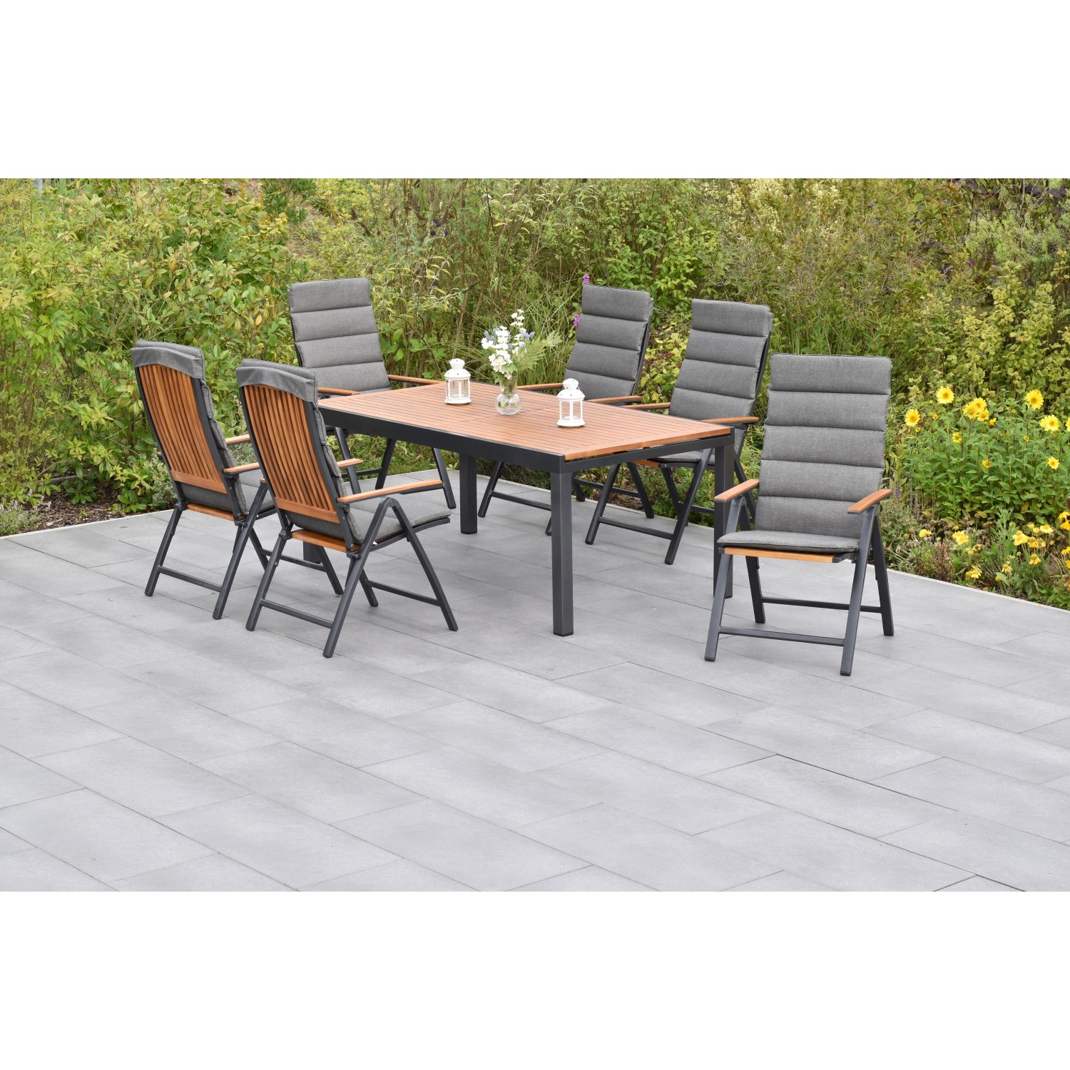 Merxx Athos 13-tlg. Gartenmöbel-Set mit Ausziehtisch und 6 Klappsesseln mit grauen Auflagen.