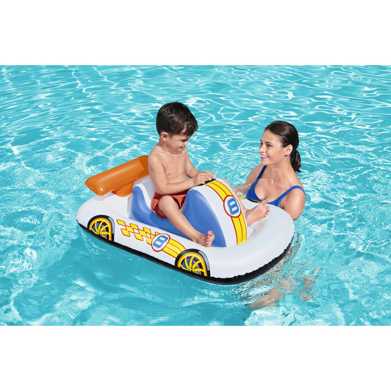 Bestway Poolschwimmer Rennauto mit Kind im Wasser, buntes aufblasbares Schwimmtier.