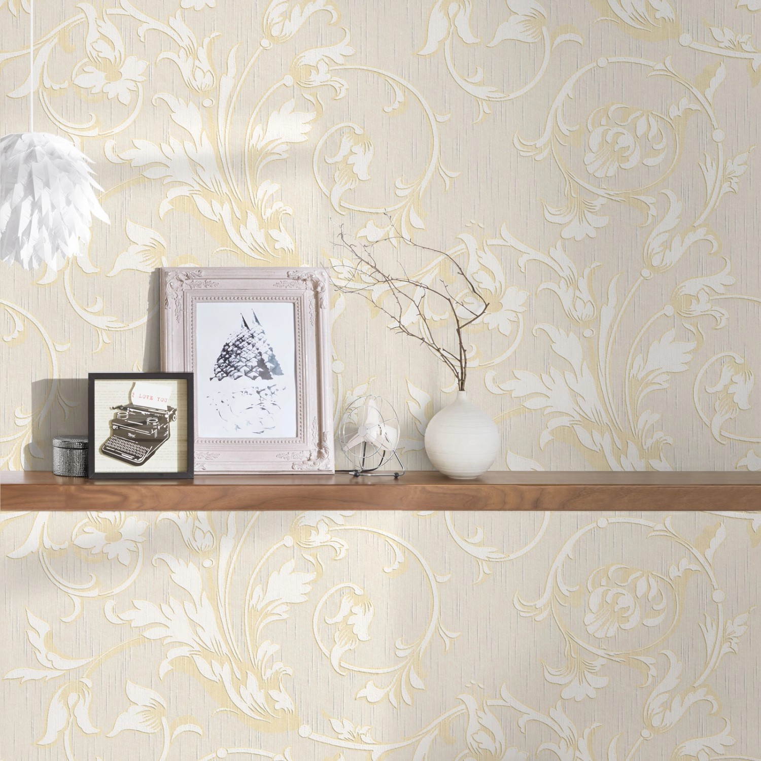 Creme-weiße Vlies Textiltapete mit floralen Ranken für Wohn- und Schlafzimmer.