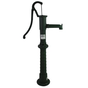 Grüne TRUTZHOLM Schwengelpumpe aus Gusseisen mit Pumpenständer im klassischen Design.