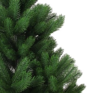 Detailaufnahme eines grünen, künstlichen Weihnachtsbaums Nordmanntanne, 240 cm hoch.